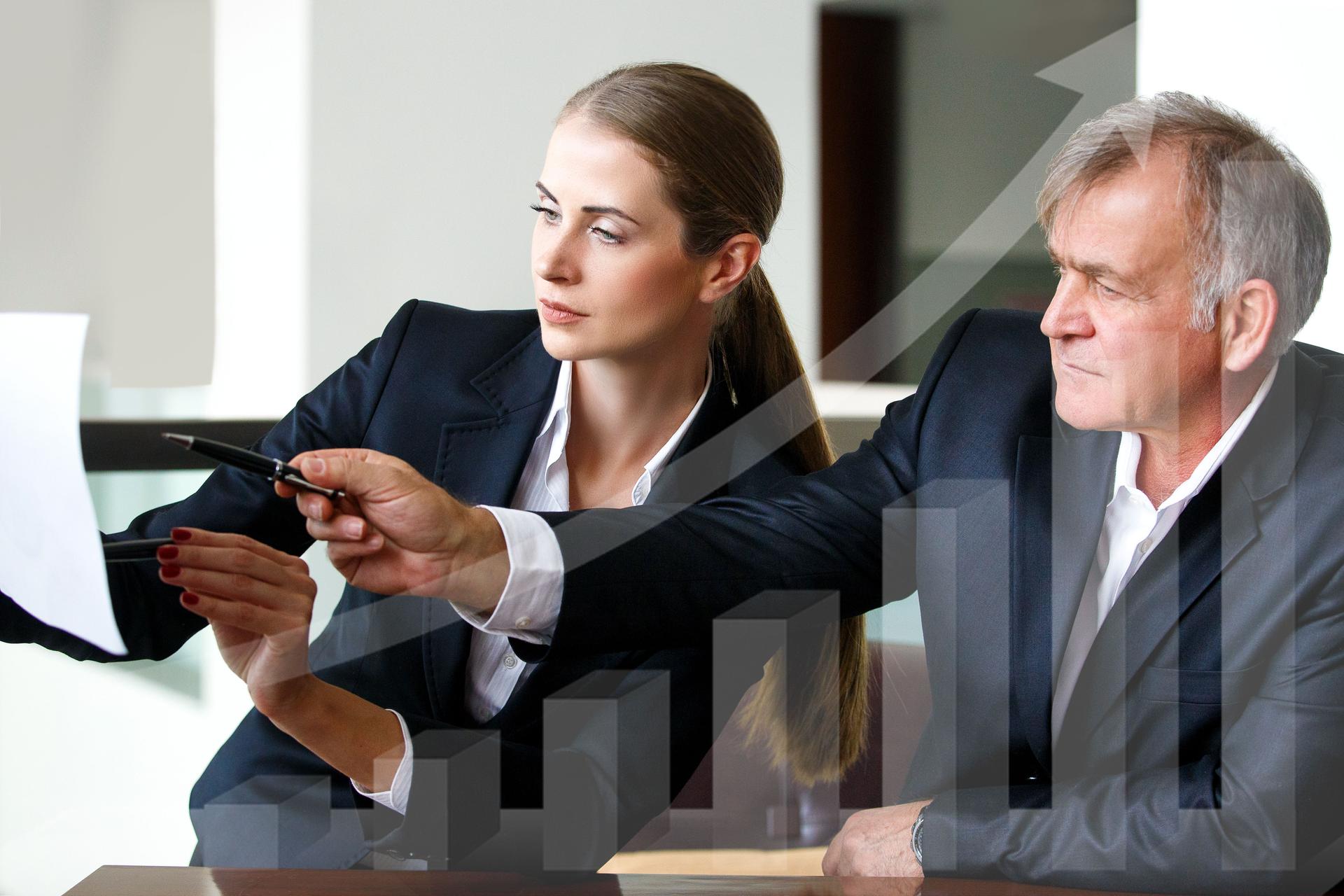 Imprenditrice che fa una presentazione finanziaria al lavoro
